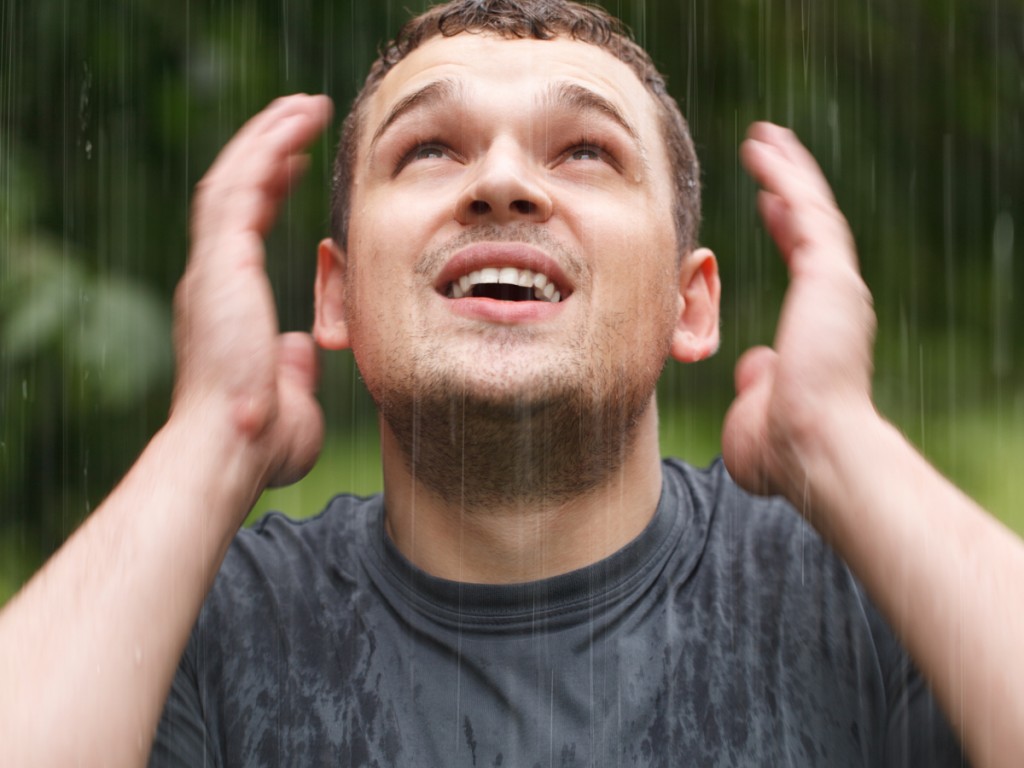雨に濡れる人