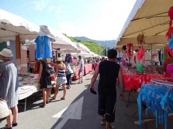 観光客で賑わう市場