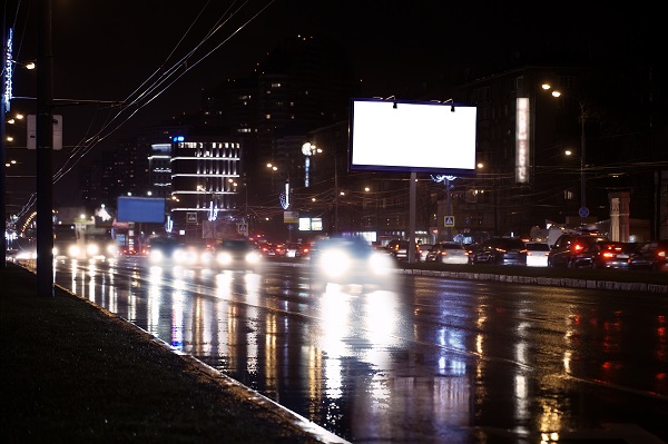 雨の高速道路