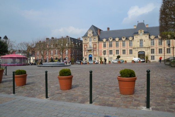ミッテラン広場