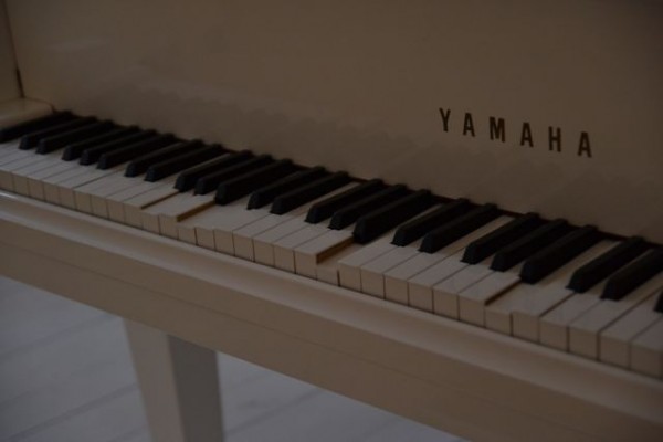 サティの曲を奏でるピアノ