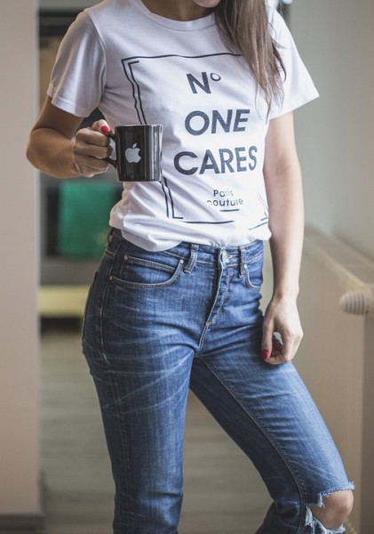 Tシャツの女性