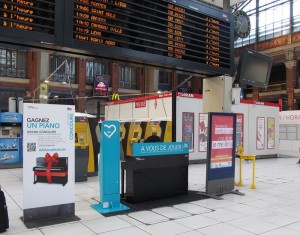 フランスの駅にピアノがあるのはなぜ？電車の待ち時間に演奏会