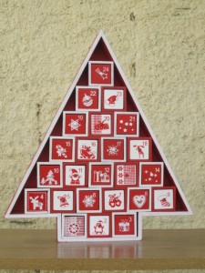 calendrier-de-l-avent-sapin-en-bois-rouge-et-blanc