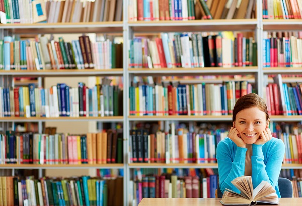 図書館　女性
