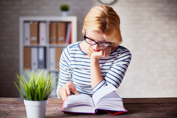 読書する女性