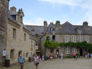 中世にタイムトリップ！? 映画撮影にもよく使われる街 Locronan のご紹介☆