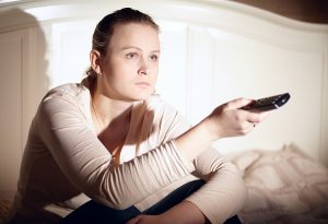 テレビを観る女性
