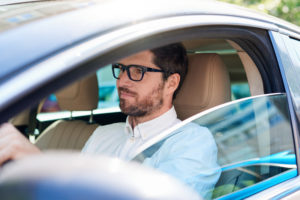 運転する男性