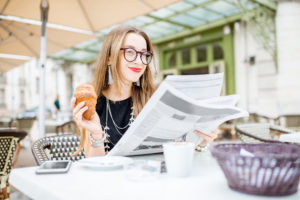 新聞を読む女性