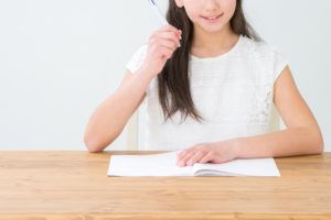 机に向かう女性
