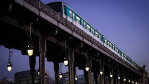 パリの地下鉄とトラム、月に一回、週末は朝まで運行