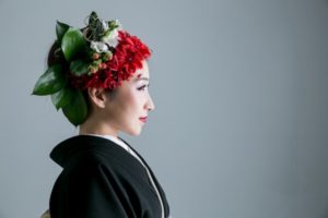 奇抜な髪型の着物女性