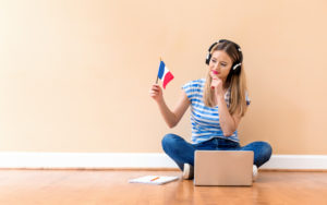 ヘッドセットをした女性とPC