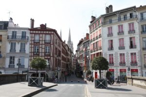 フランス南部バイヨンヌのモスクで銃撃事件　容疑者は元国民戦線候補者か