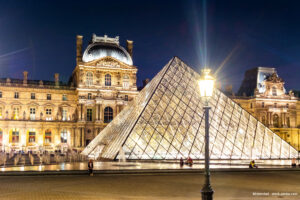 フランス　ルーブル美術館　ライトアップ