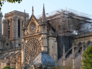 フランス新型コロナ重症患者、初の減少《聖なる金曜日》ノートルダム大聖堂でミサ　夏休みは？