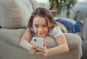 スマホを見る女の子