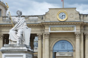 フランス非常衛生事態解除可決