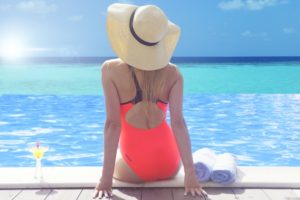 後ろ姿の水着の女性