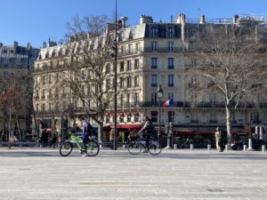 フランス外出禁止後４週間？　パリ好天気