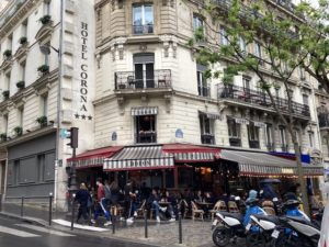 フランス休業者270万人の1年