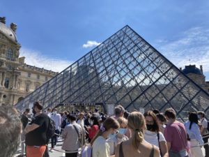 フランス経済コロナ禍でも堅調、雇用維持