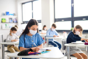 フランス新学期　感染ピークに