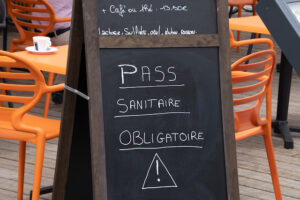 フランス新型コロナ感染ジワリ増　第五波か