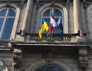 フランスにウクライナ難民7500人到着