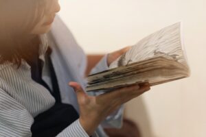 漫画を読む女性