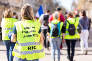フランス大統領マクロン再選も不満噴出、6月下院選は苦戦必須