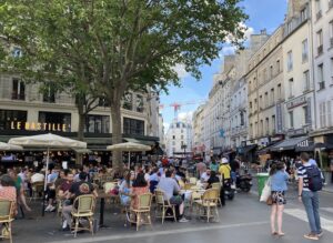 フランス　カフェのギャルソン不足深刻　今年20万人