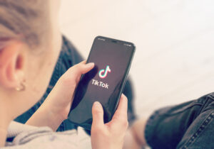 フランス　増える若者の失業、Tik Tokで就業支援