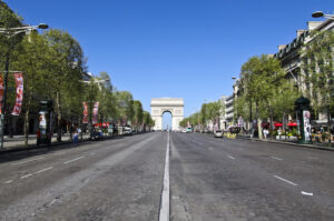 シャンゼリゼが巨大な教室に！フランス語書き取り大会　６月４日開催