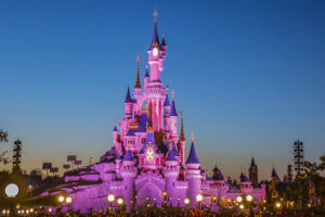 ディズニーランド・パリで従業員スト、園内でデモ行進　明日３日も
