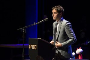 フランス内閣再編、教育省に34歳のアタル氏
