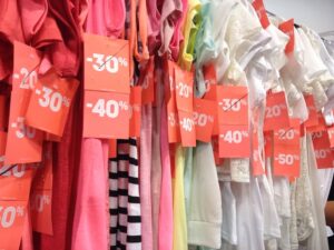 フランス夏の「ソルド」開催中　「お買い得」より「宝探し」で在庫に光