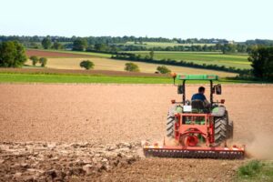 フランス各地で高速道路をブロック、仏農家抗議デモのワケ