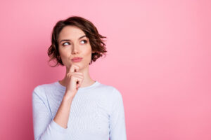 考える　女性　フランス語