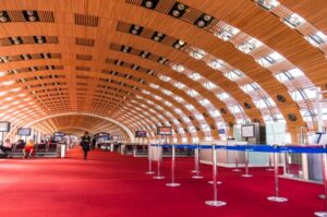 パリ空港の手荷物検査場　もうすぐ「荷物開けて」は過去の話に