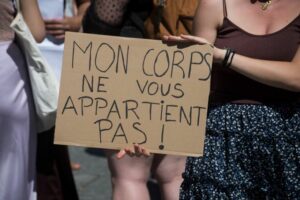 フランス　世界初、女性が中絶する自由を保障　憲法に明記