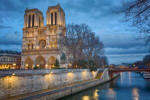 パリ・ノートルダム大聖堂　再開　５年ぶり一般公開に信者、観光客、市民ら殺到